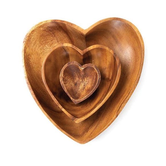 TLM MEDIUM HEART SHAPED HAND CARVED ACACIA WOOD BOWLS - Picture 3 of 5